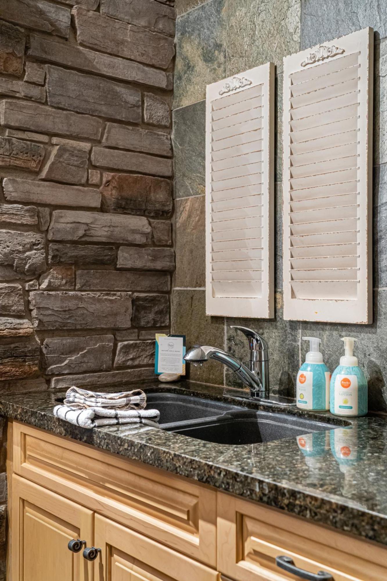 Parkland301 Sunlit 2,000 Ft² Penthouse With Mtn View Canmore Exterior foto