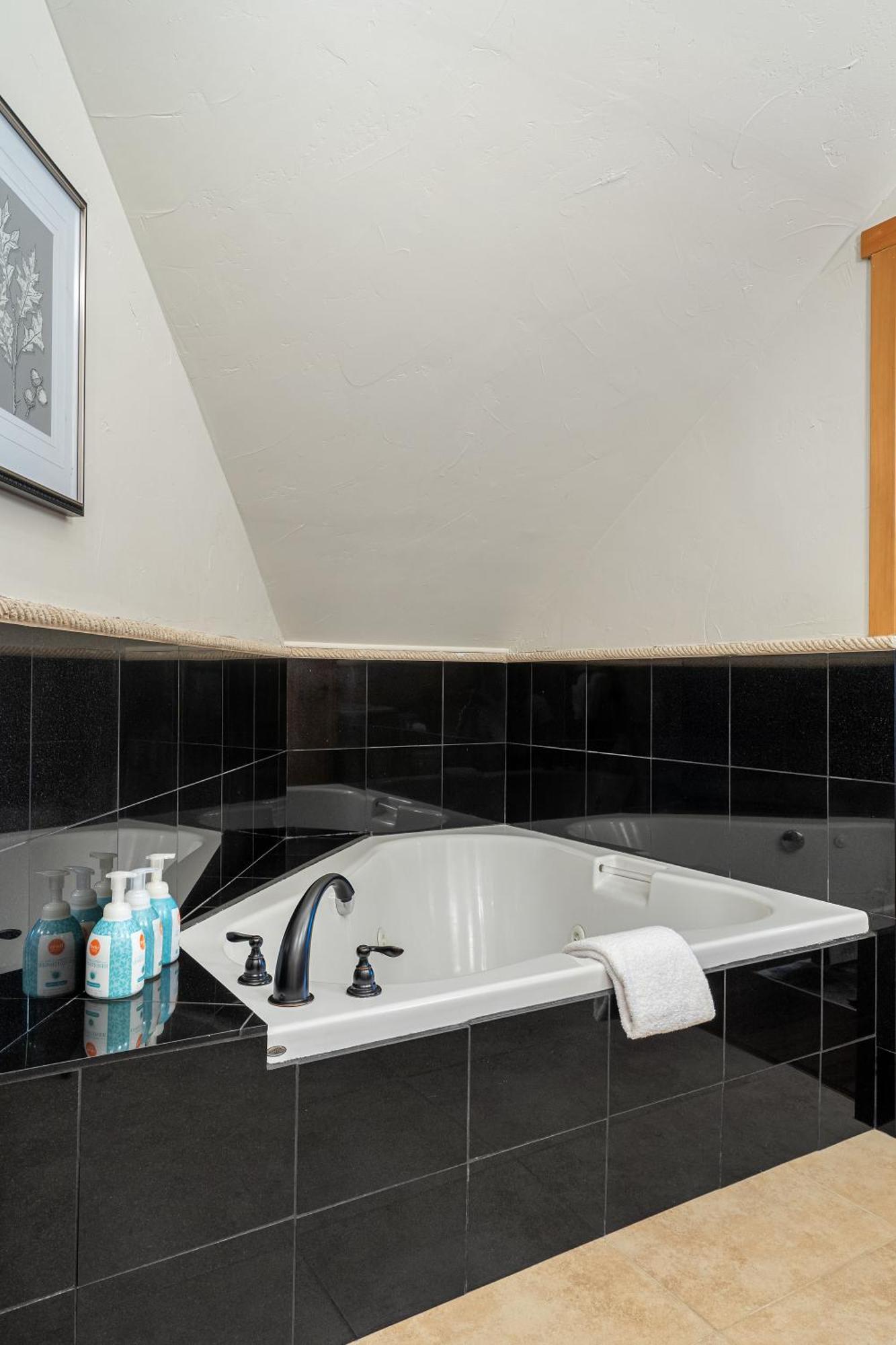 Parkland301 Sunlit 2,000 Ft² Penthouse With Mtn View Canmore Exterior foto